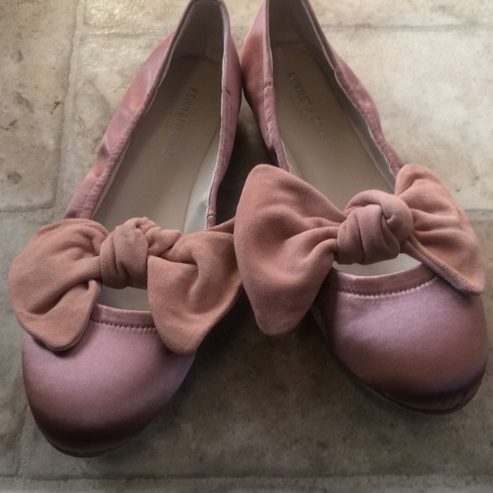 NWOT!! 🌸 Pink flats with bow tie